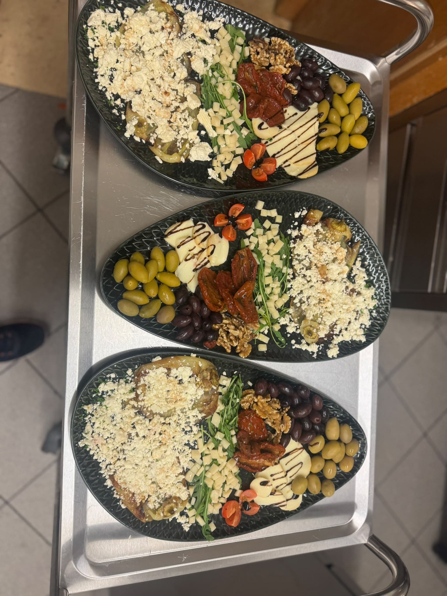 Antipasti-Buffetplatten mit Käse, Oliven und getrockneten Tomaten
