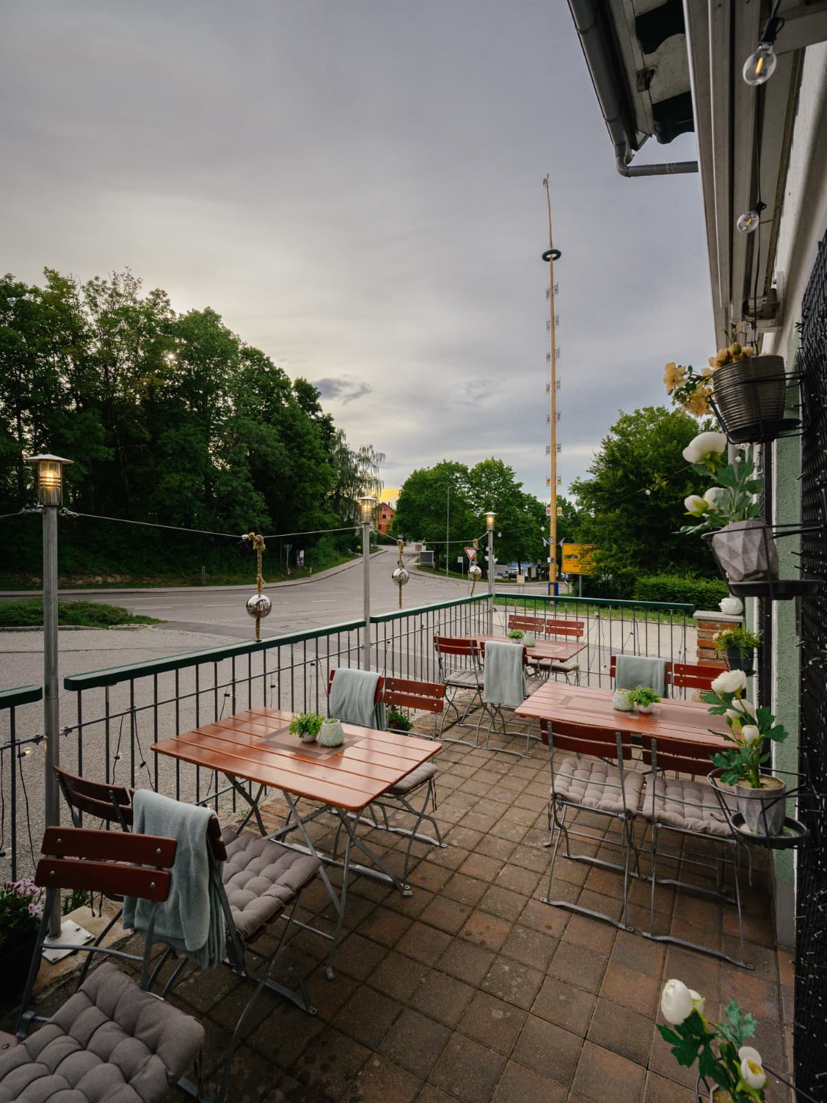 Obere Terrasse in der Abenddämmerung mit Blick auf die Straße